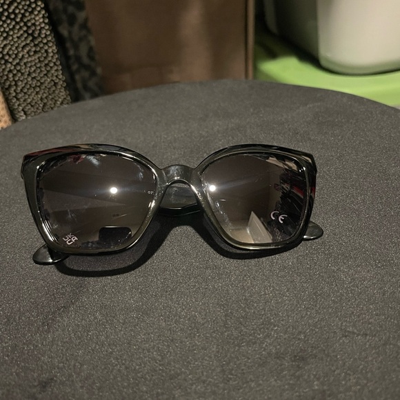 Vans Women’s Sunglasses - Picture 1 of 5